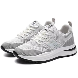 Fashionable casual sports shoes with soft sole and breathable jogging
